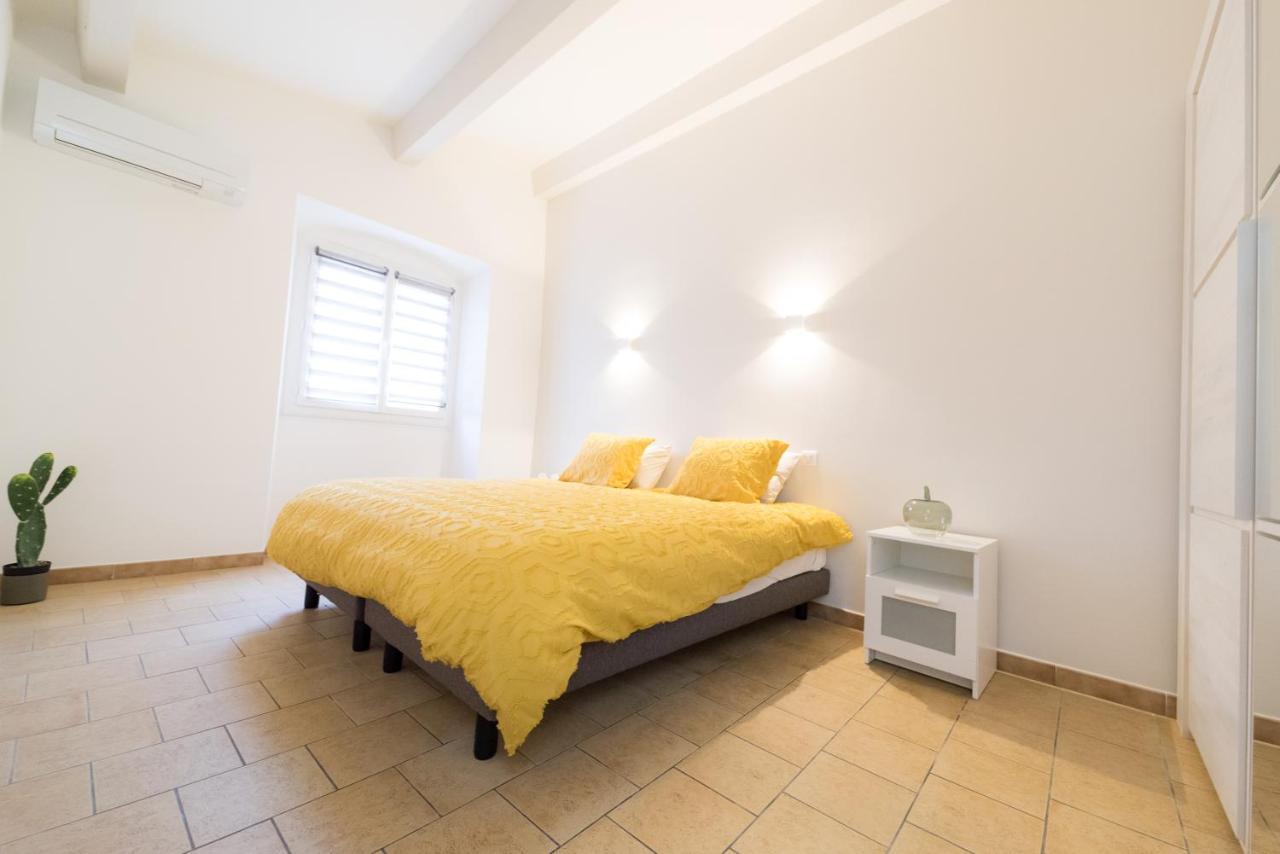 Ravissant Triplex Et Duplex Au Centre De Pont St Esprit Apartment Екстериор снимка